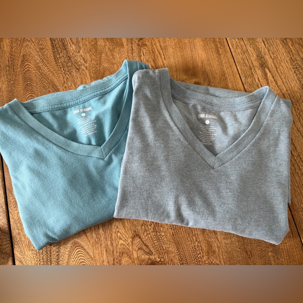 Lot of 2 True Classic Men’s V-neck Blue T-shirt’s Size Large Cotton Blend
